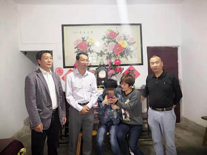 主題教育正當時 志愿服務(wù)暖民心——區(qū)城建投公司黨支部開展志愿服務(wù)、點亮“微心愿”黨日活動