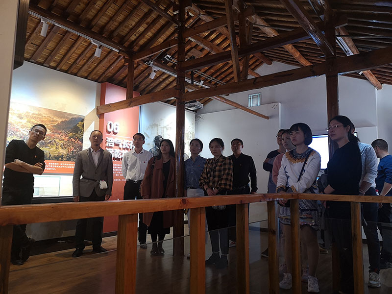 區(qū)城建投黨支部開展革命傳統(tǒng)教育“緬懷先烈、重溫誓詞”主題黨日活動