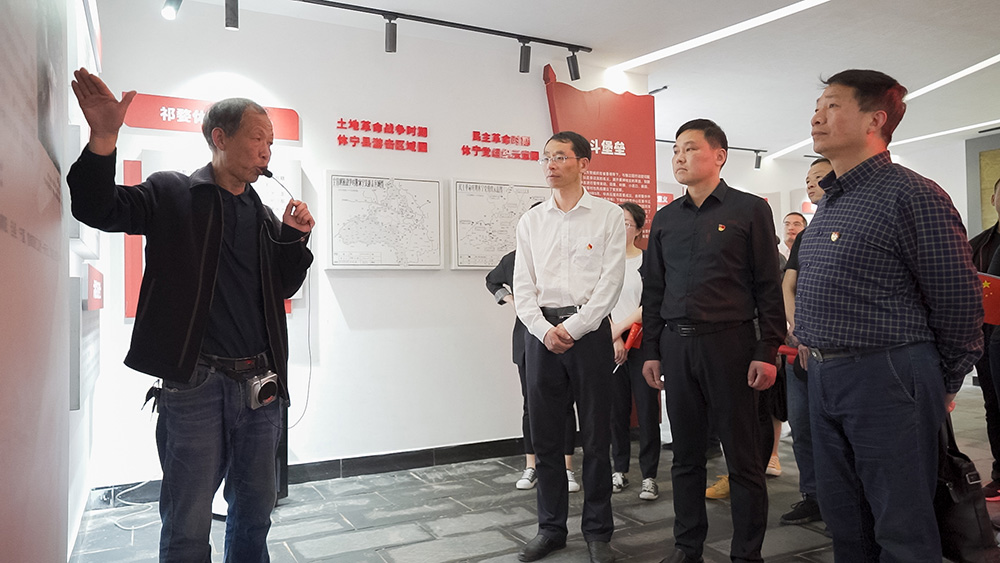 屯溪區(qū)國投集團開展學(xué)黨史、祭英烈主題黨日活動