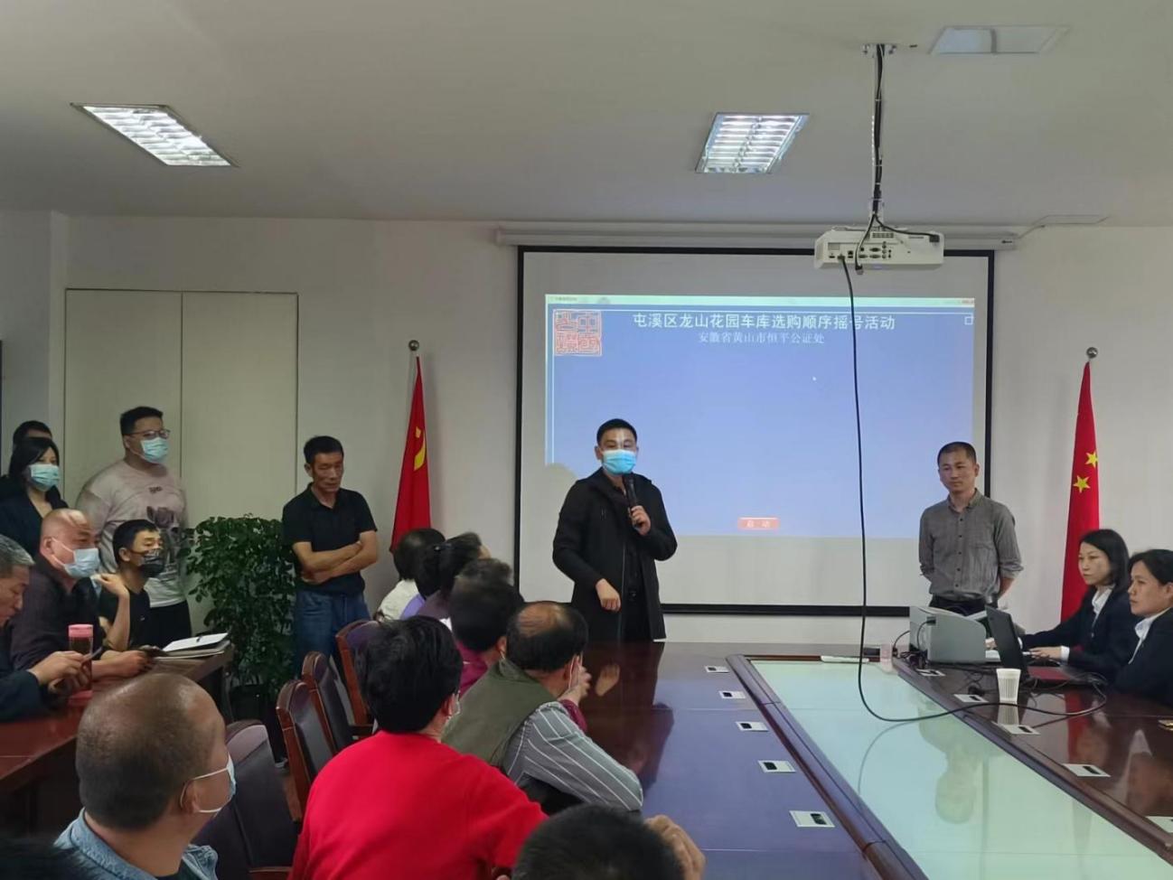 區(qū)國(guó)投集團(tuán)組織龍山花園安置區(qū)車庫選購活動(dòng)