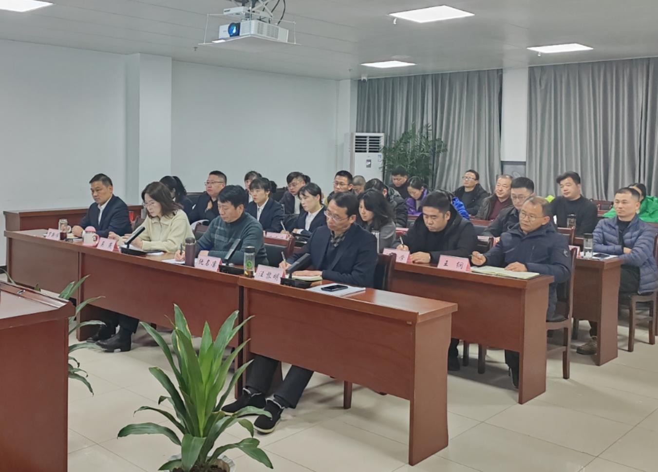 回眸展望 共創(chuàng)未來  屯溪區(qū)國(guó)投集團(tuán)召開三年以來工作總結(jié)及2024年工作謀劃會(huì)